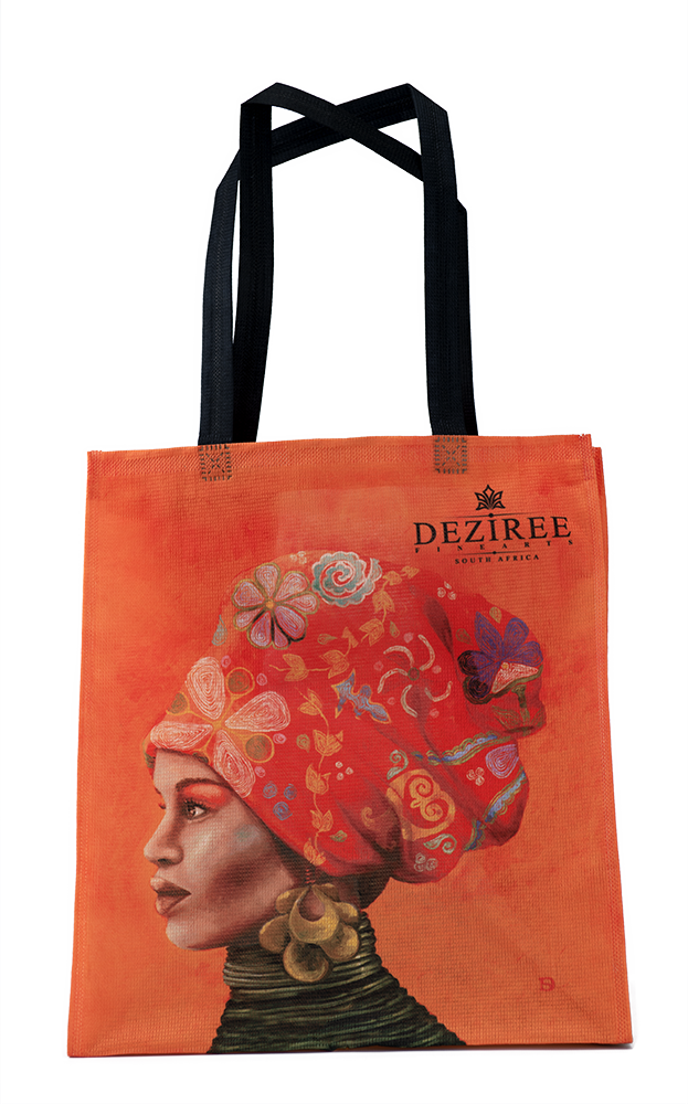 Hoe kun je modieus en milieuvriendelijk tegelijk zijn? Dat kan met hergebruikt PET Shopper Tas Afrikaanse vrouw met Zwarte Halsketting